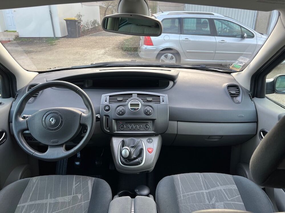 M&eacute;gane SCENIC 1.6 l  113 ch. a-- 2004 occasion 41000 Blois