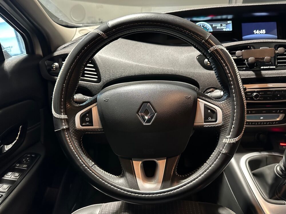 M&eacute;gane Grand Sc&eacute;nic III Phase 2 1.6 dCi FAP Energy eco2 130 cv Fini 2013 occasion 51370 CHAMPIGNY