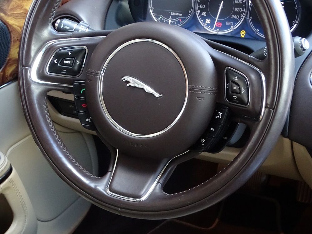 XJ II 3.0 V6 340 Ch S/C PORTFOLIO Supercharged AWD 4x4 2013 occasion 34500 B&eacute;ziers