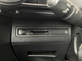 5008 1.2THP EAT8 130 cv Bo&icirc;te auto - Si&egrave;ges Massants - CarPlay - 2020 occasion 95190 Goussainville