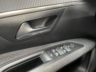5008 1.2THP EAT8 130 cv Bo&icirc;te auto - Si&egrave;ges Massants - CarPlay - 2020 occasion 95190 Goussainville
