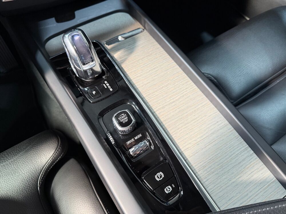 XC60 T8 2.0 Plug in Hybrid AWD Geartronic8 303+89 cv Bo&icirc;te auto O 2018 occasion 45560 Saint-Denis-en-Val