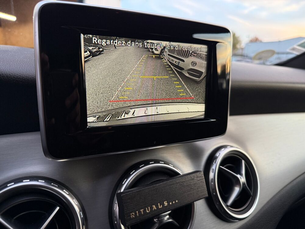 Classe GLA 220D 4MATIC 7G-DCT 170cv - FASCINATION - SUIVI 100% MERCEDES 2015 occasion 45560 Saint-Denis-en-Val