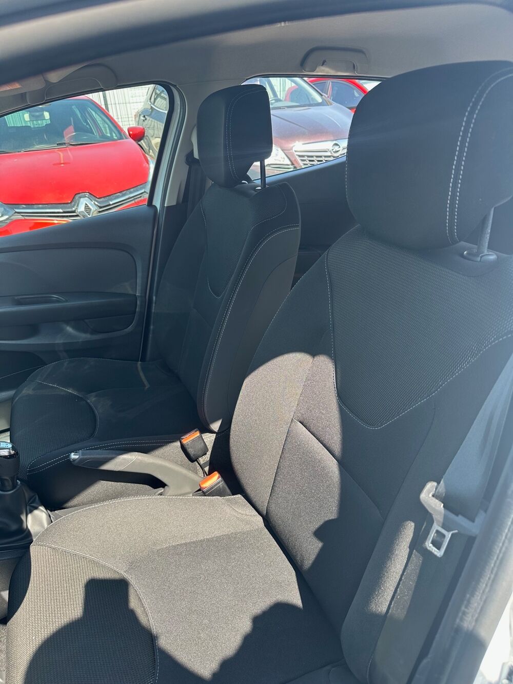 Clio IV 1.5 DCi 75 CV - Air 5 5PL. CLIM DISTRIB. NEUVE 1eMAIN SUIVI 2016 occasion 31120 Portet-sur-Garonne