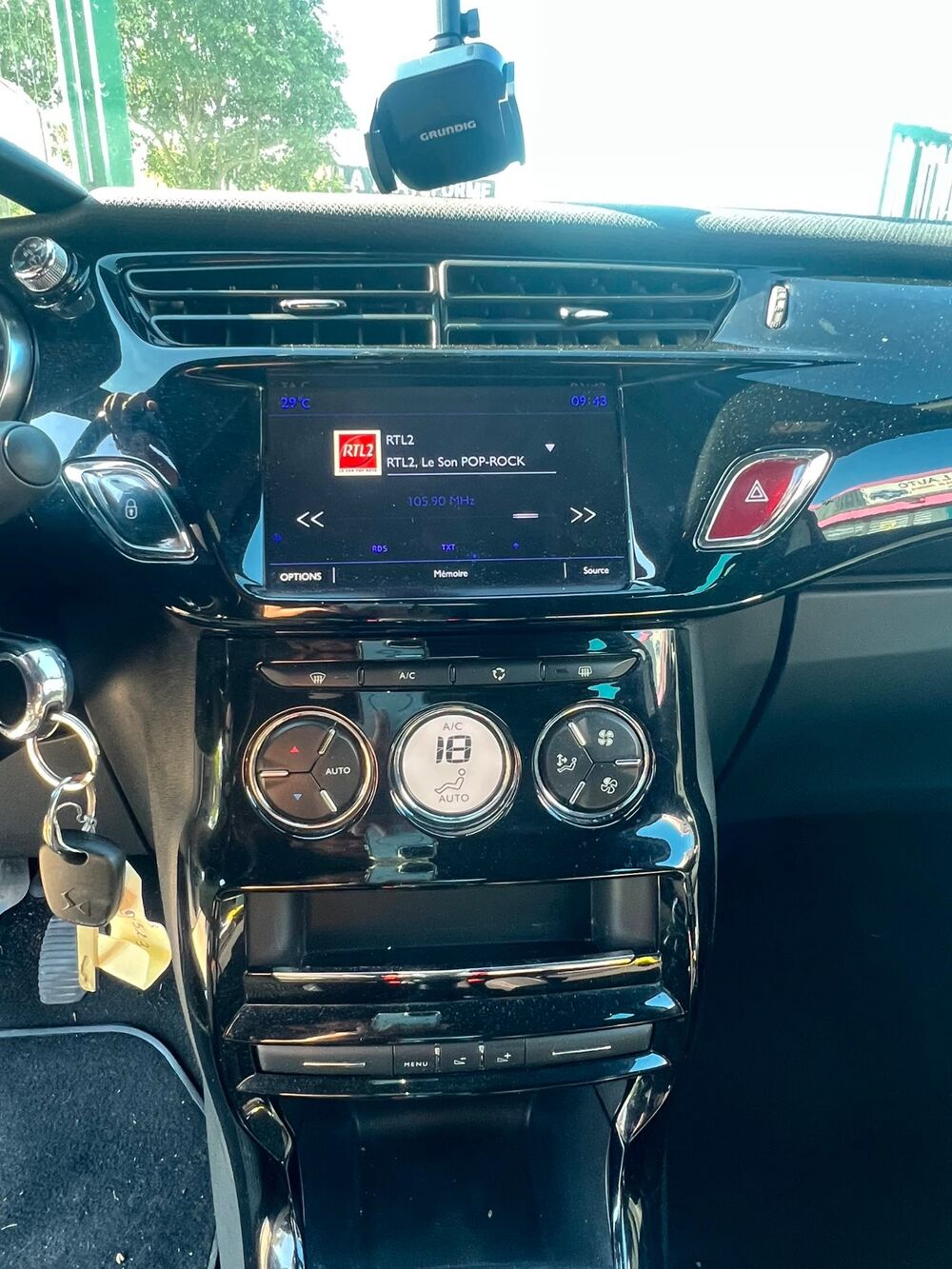 DS3 (2) 1.2 L 82 54V EMERAUDE GARANTIE 12 MOIS OK 1 2016 occasion 78310 Coigni&egrave;res
