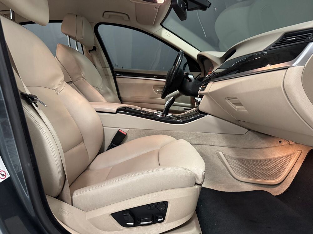 S&eacute;rie 5 (F10) 530d xDrive 3.0l 258cv Luxury BVA8 2011 Suivi complet 2011 occasion 69330 Pusignan