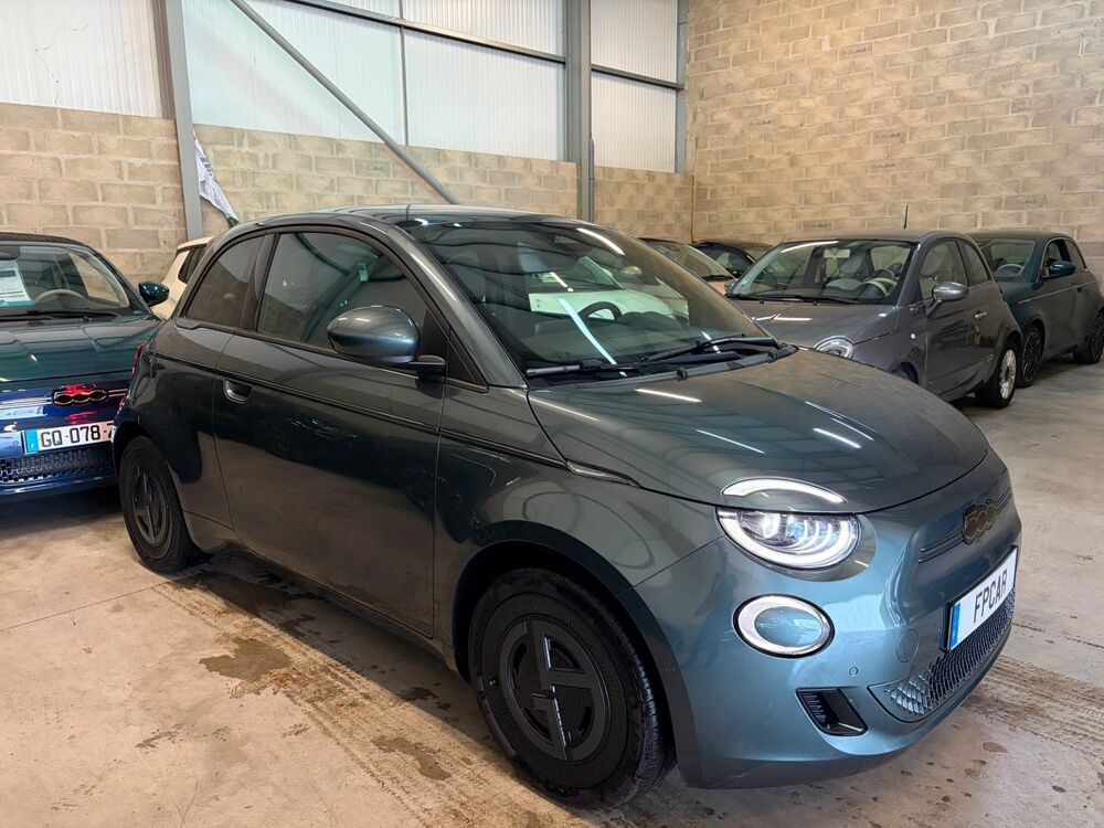 500 e 118cv 42kwh GIORGIO ARMANI COLLECTOR'S EDITION / CUIR / CA 2025 occasion 91480 Varennes-Jarcy