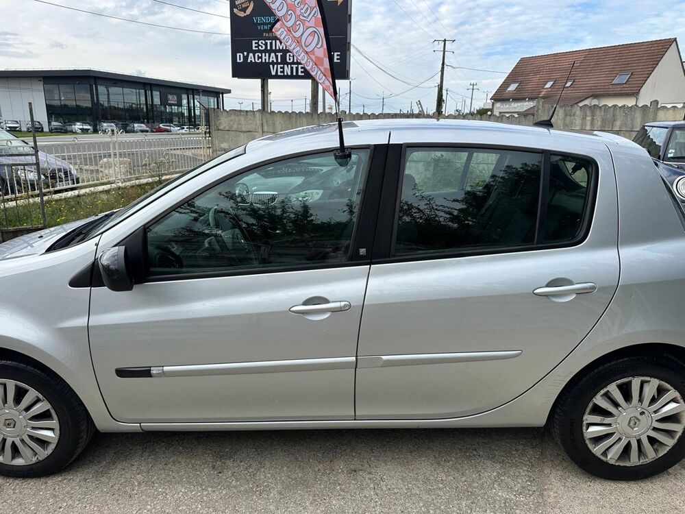 Clio III 1.6 16V 110CV boite auto garantie 12 mois offert 2011 occasion 45520 Cercottes
