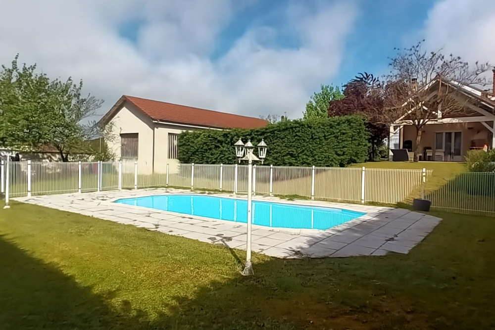 2 MN CENTRE CREMIEU VILLA AVEC DEPENDANCE SUR 2138 M2 DE TERRAIN