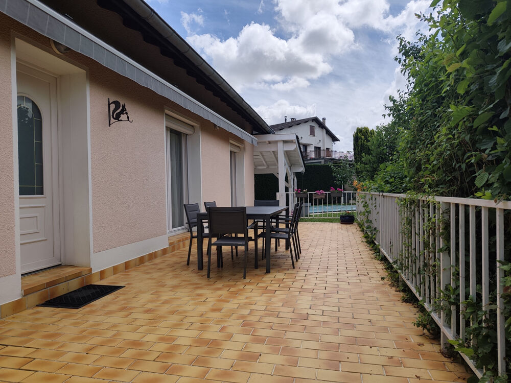 Villa spacieuse avec piscine, grand sous-sol et jardin arboré