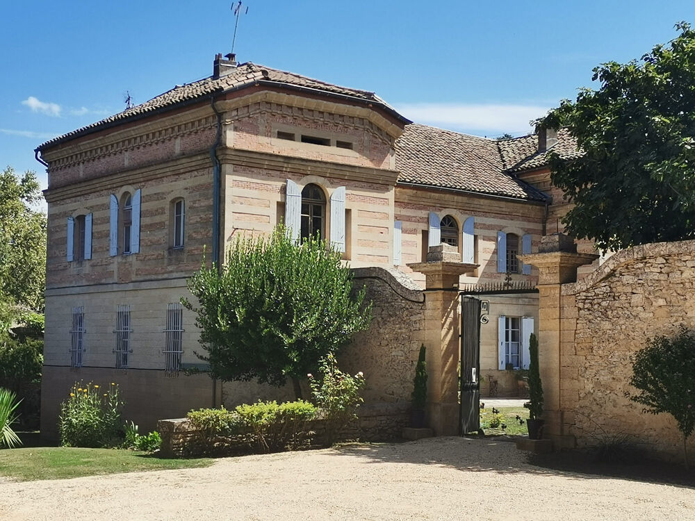 UZES : MAGNIFIQUE CHATEAU SUR PLUS DE 5000 M2 DE TERRAIN ARBORE AVEC DEPENDANCES