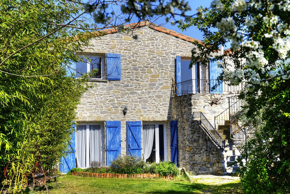 SECTEUR QUISSAC : Propriété comprenant 1 habitation principale et 3 gîtes avec piscine