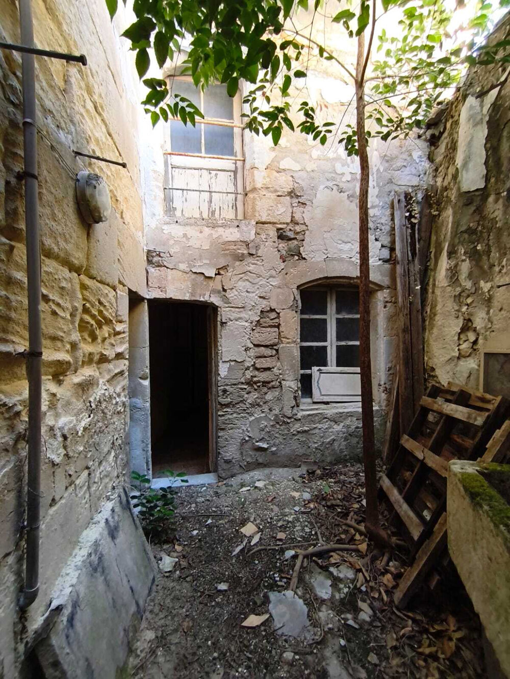 DPT BOULBON (13) MAISON DE VILLAGE AVEC COUR A RENOVER