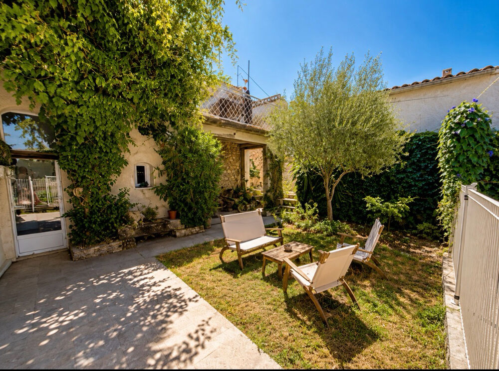 En Exclusivité Maison de village d'environ 220 m2 hab entièrement rénové en 2021 sur 383 m2 de parcelle
