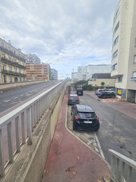   Dépt Hérault (34), à vendre MONTPELLIER Mur Commerciaux de 69m2 - parking. 