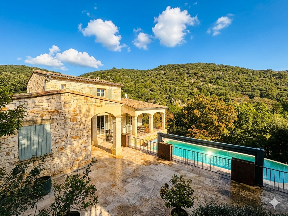 SECTEUR GOUDARGUES : MAS RECENT AVEC PISCINE ET APPARTEMENT INDEPENDANT