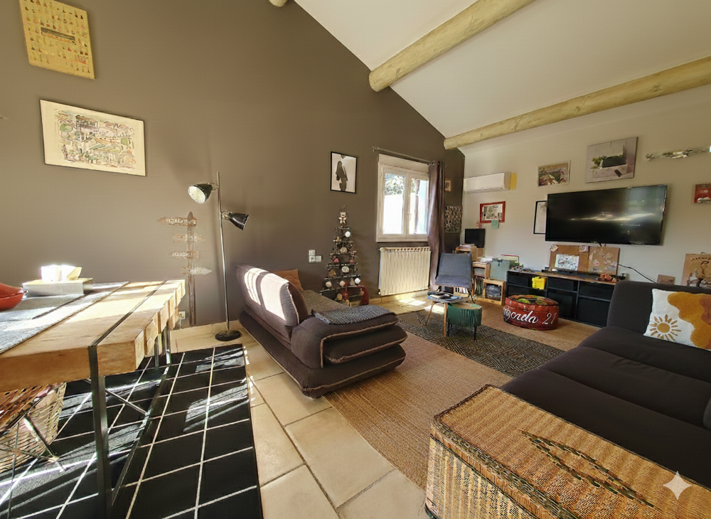 ENTRE NIMES ET BEAUCAIRE : Propriété constituée d'une Villa 3 chambres avec piscine et d'une grande dépendance