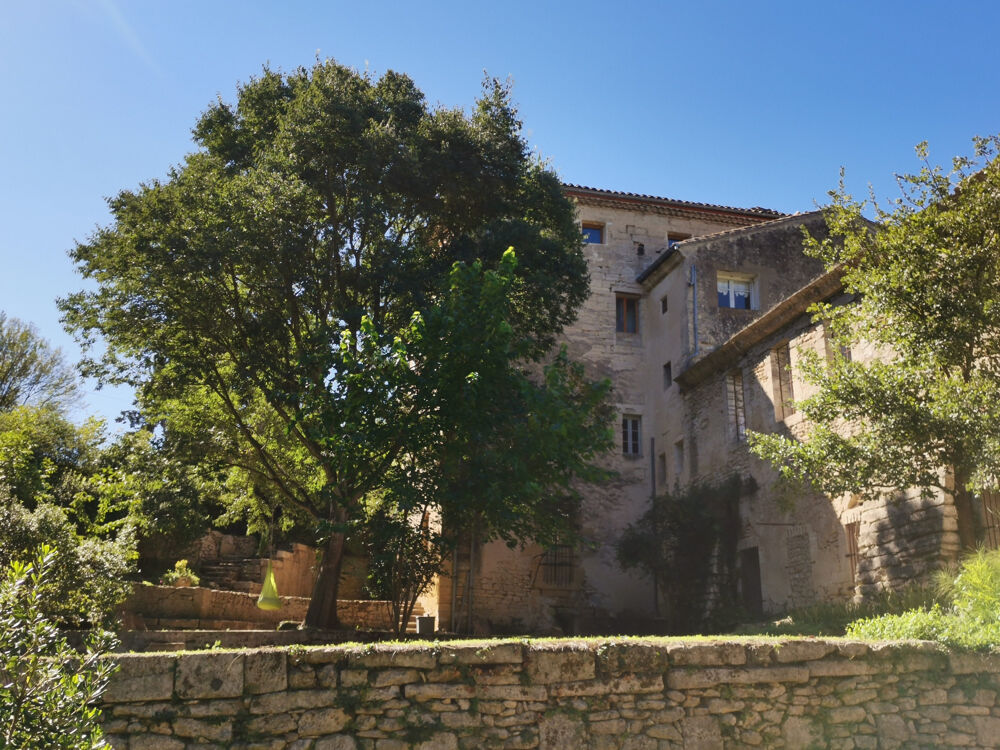 UZES : MAGNIFIQUE CHATEAU SUR PLUS DE 5000 M2 DE TERRAIN ARBORE AVEC DEPENDANCES