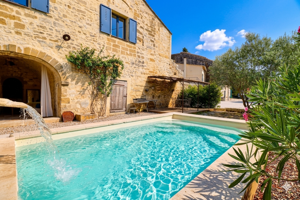 ENTRE NIMES ET UZES : Grande maison de village avec dépendances, garage et piscine
