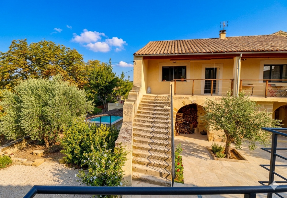 ENTRE NIMES ET UZES : Grande maison de village avec dépendances, garage et piscine