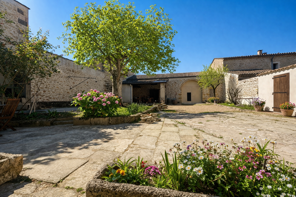 Vente Propriété/Château En exclusivité, Propriété avec Maison de Maître entièrement rénovée 9 pièces et une remise à aménager Vergeze