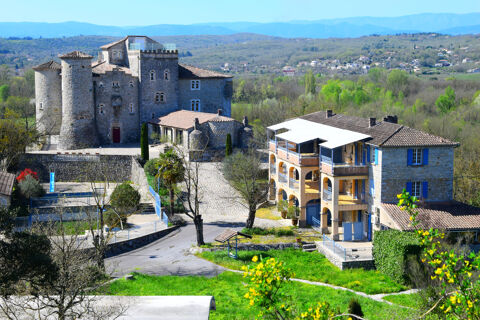   D�pt. 07 - A VENDRE � RUOMS - Ch�teau, D�pendances et Piscines - Parcelles de 2,5 ha Propri�t�/ch�teau - 15 + pi�ce(s) - 1823 m�