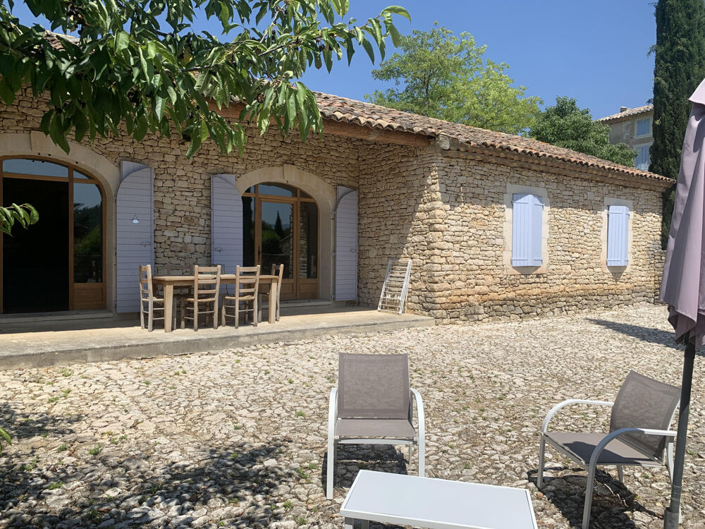 Magnifique ensemble de maisons en pierres avec piscine