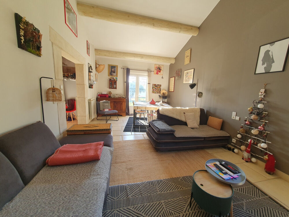 ENTRE NIMES ET BEAUCAIRE : Propriété constituée d'une Villa 3 chambres avec piscine et d'une grande dépendance