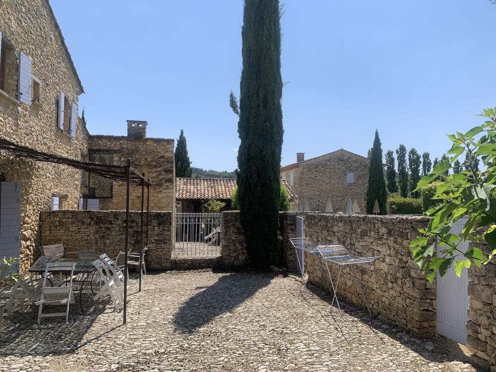 Magnifique ensemble de maisons en pierres avec piscine