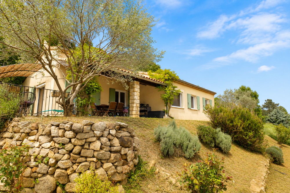 CHASSIERS - Maison 5 pièces - Piscine et terrain arboré de 5155 m2 avec source