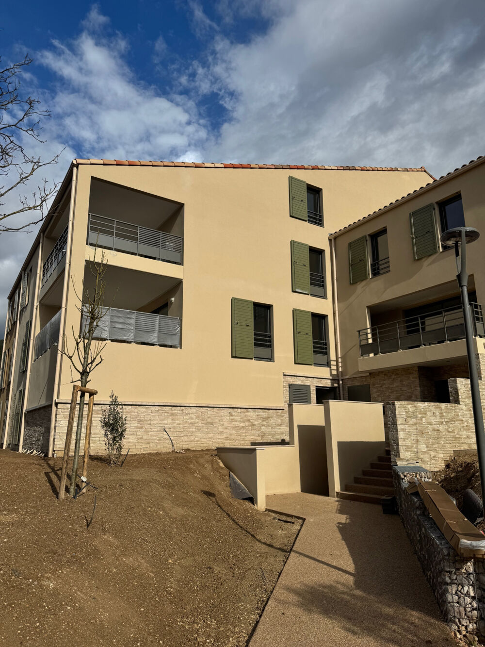 DEPT BOUCHES DU RHONE (13) AIX EN PROVENCE APPARTEMENT T4 EN REZ DE JARDIN 2 PARKING SOUS SOL
