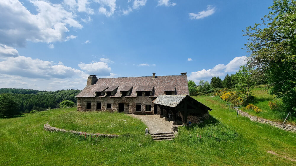 Dépt.(07) - A VENDRE Secteur Le LAC D'ISSARLES - Propriété de 56 ha avec Maison de 270 m2 et Ferme de 340 m2