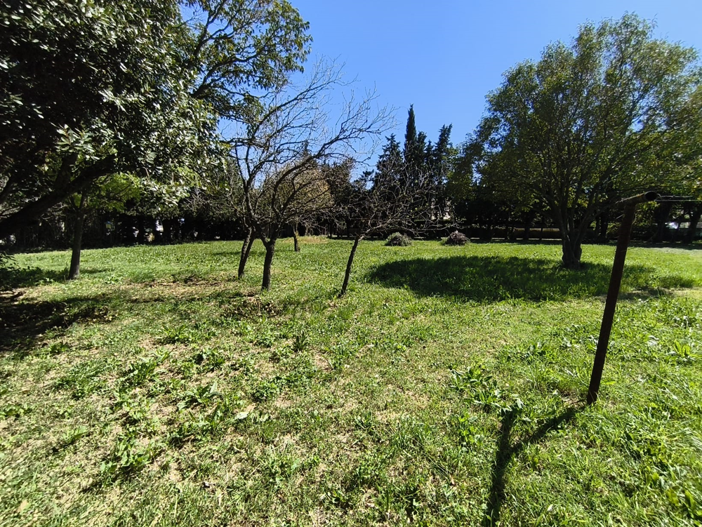 Vente Terrain DPT(13) ARLES TERRAIN CONSTRUCTIBLE AVEC PLUSIEURS BATIMENTS ( MAS) Arles