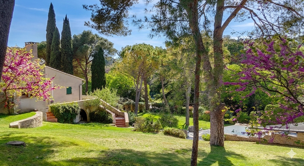 Vente Maison COLLINES - SECTEUR RESIDENTIEL - SPACIEUSE VILLA 5 CHAMBRES AVEC PISCINE ET DEPENDANCES Nimes