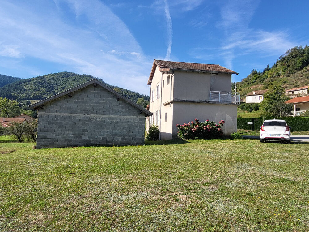 Ardèche (07) A vendre coquette maison avec deux appartements, avec sous-sol, grands garages, terrain plat.