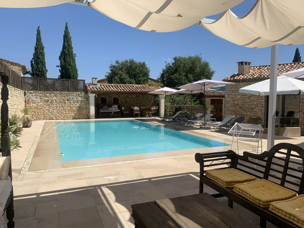 Belle et grande maison en pierres avec piscine