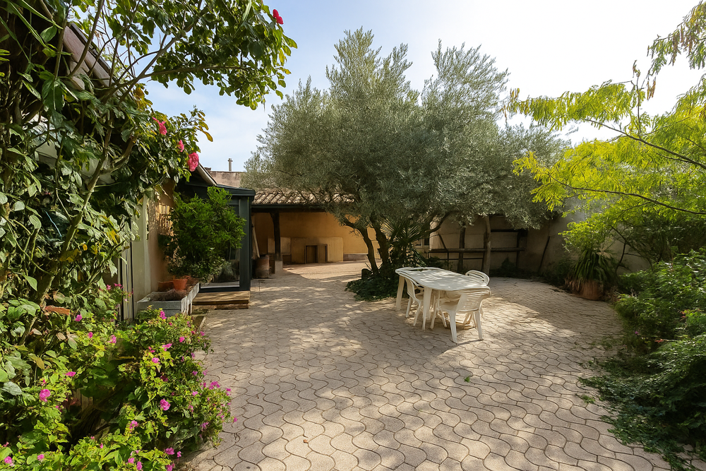 Dept 84 - Robion - Maison de hameau avec jardin et studio indépendant