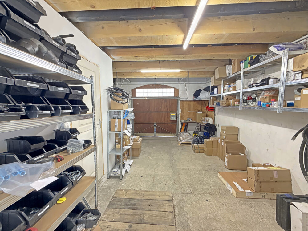   LOCATION BUREAU AVEC ESPACE DE STOCKAGE ET PATIO Marsillargues