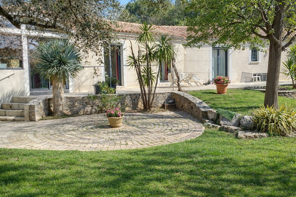 CABRIERES - VILLA PLAIN-PIED, CLIMATISEE, 4 CHAMBRES DONT 1 SUITE, AVEC PISCINE, GARAGE, CAR PORT.