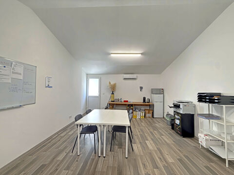 LOCATION BUREAU AVEC ESPACE DE STOCKAGE ET PATIO 630 34590 Marsillargues