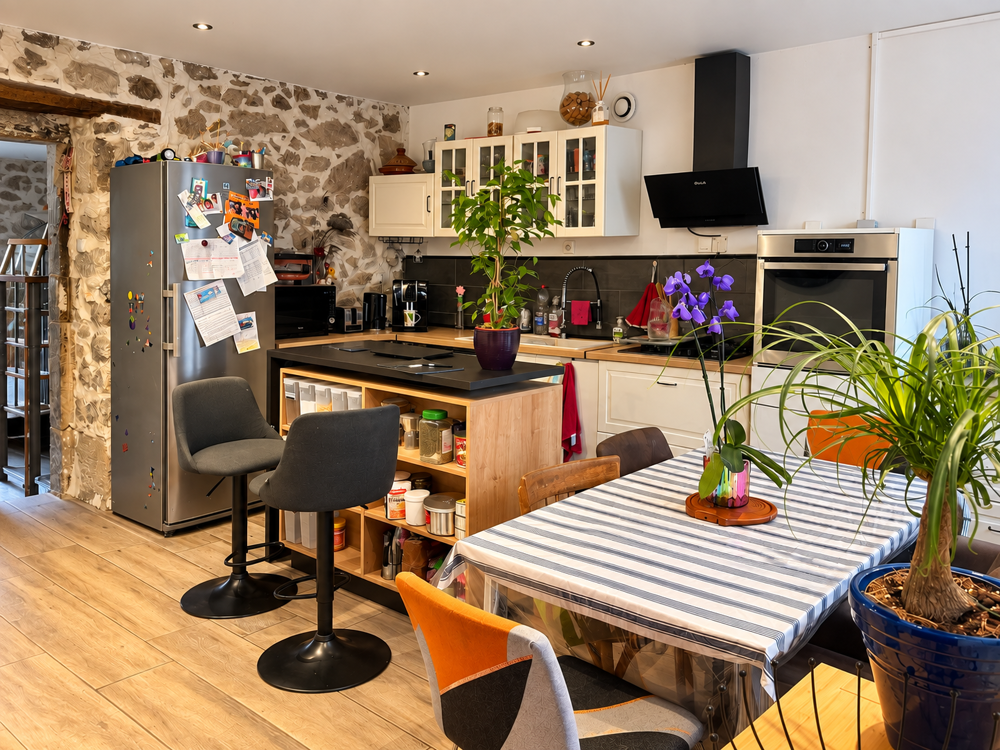 Vente Maison Maison de village en pierre rénovée avec cour, terrasse, jardin et fort potentiel   Vals-les-Bains Vals les bains