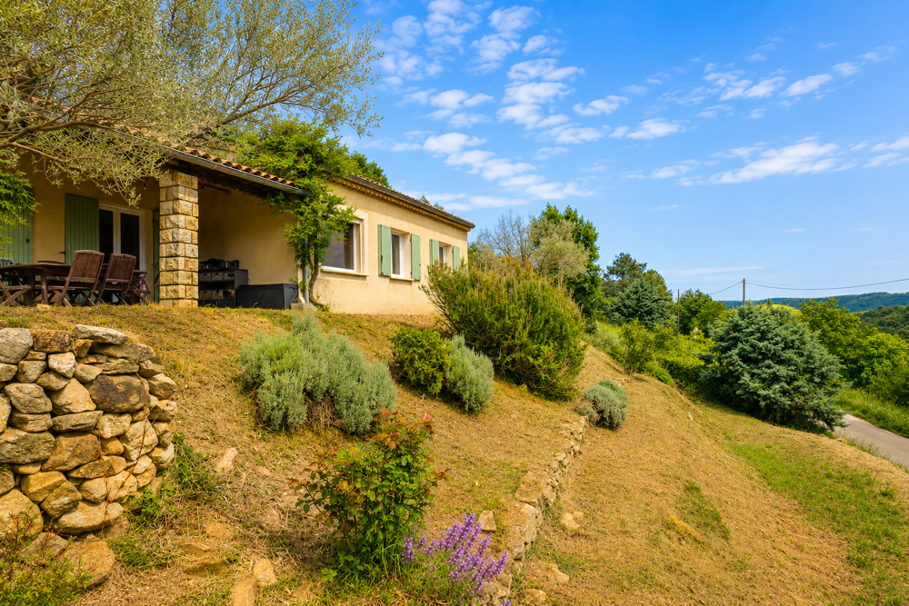CHASSIERS - Maison 5 pièces - Piscine et terrain arboré de 5155 m2 avec source