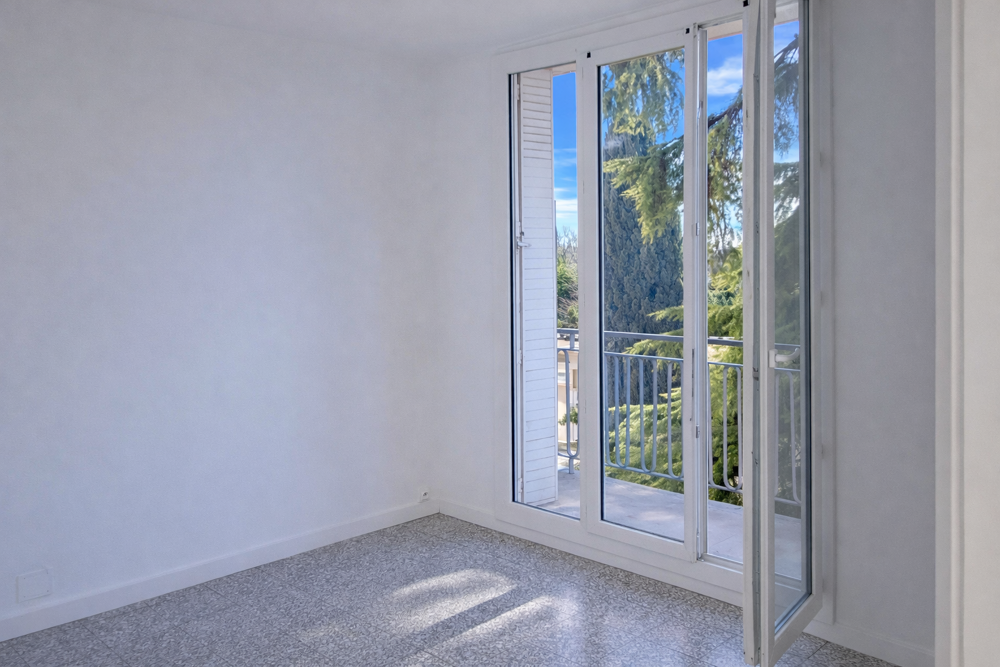Vente Appartement APPARTEMENT T4 (2 CHAMBRES) CLIMATISE, DOUBLE VITRAGE, TRAVERANT, AVEC ASCENSEUR, BALCON, LOGGIA, CAVE, PARKIN Nimes