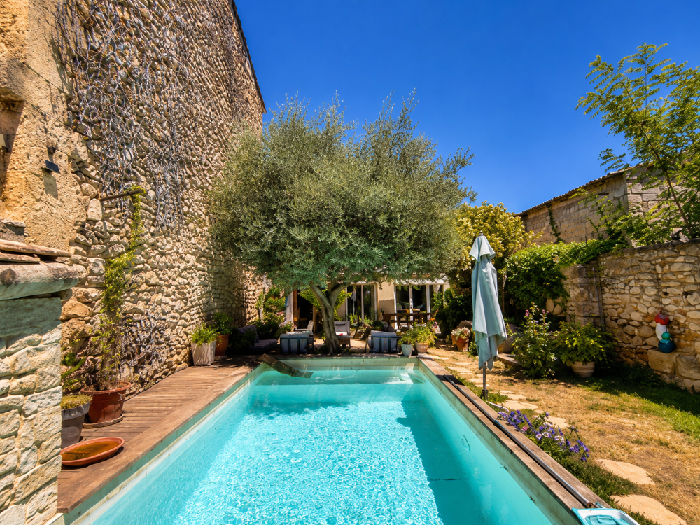 Vergèze 150 m de la gare , en exclusivité Maison de village de 136 m2 hab 5 chambres , 2 parking piscine