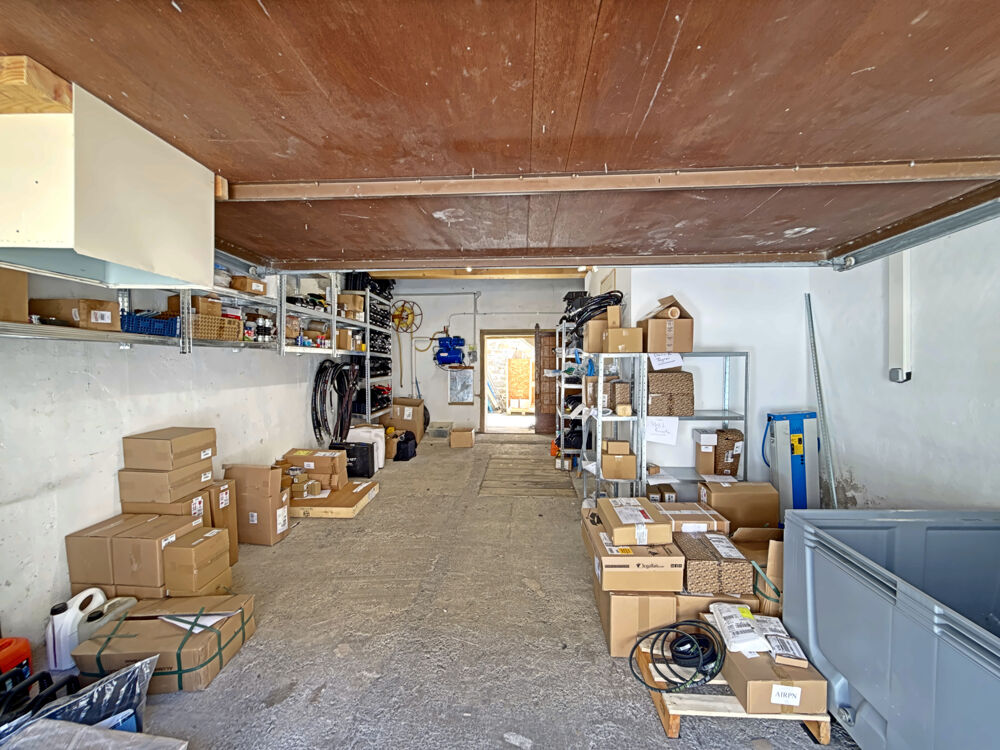   LOCATION BUREAU AVEC ESPACE DE STOCKAGE ET PATIO Marsillargues
