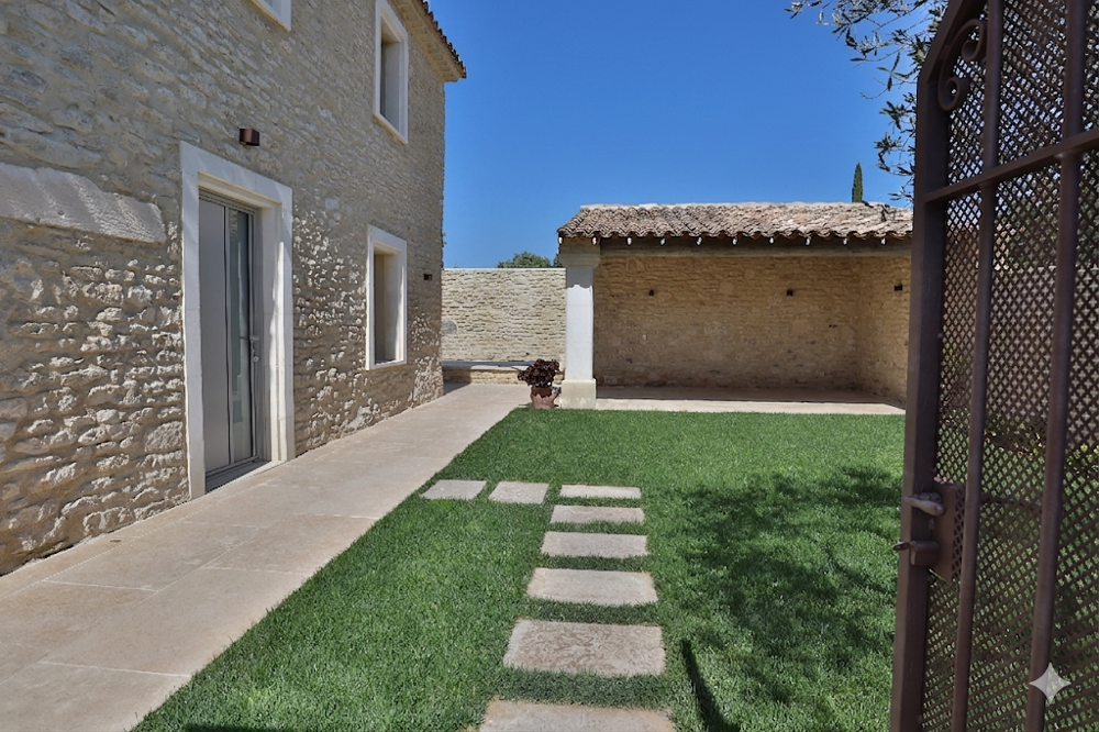 Vente Maison Dept 84 - Gordes - Maison en pierre entièrement rénovée avec piscine Gordes