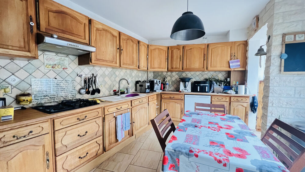 Charmante maison en pierre 152 m2 habitables Village avec commerces et école