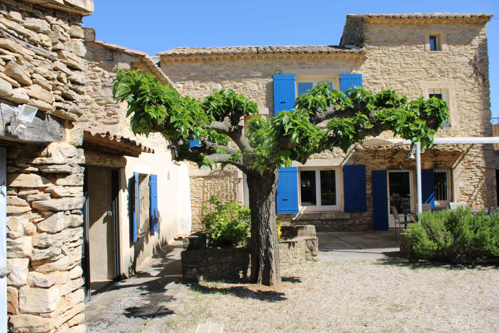 ENTRE GARD ET ARDECHE : Magnifique mas avec piscine au milieu des vignes