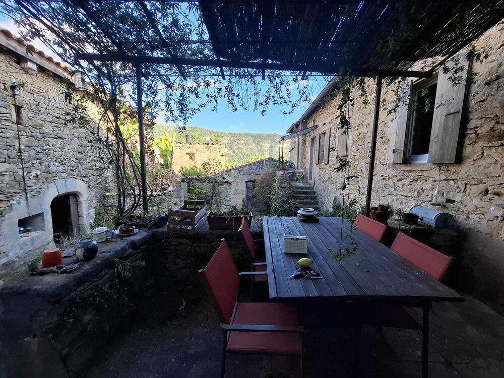Grande maison familiale à Vesseaux