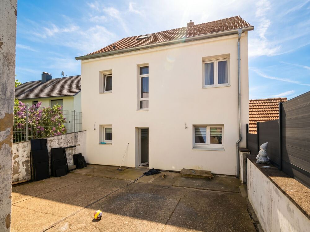 Maison individuelle rénovée avec grand terrain dans un environnement calme
